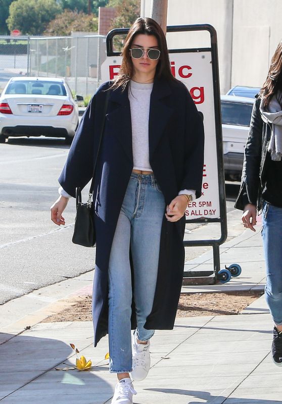 Kendall Jenner Street Style - Out in LA 12/19/2015 • CelebMafia