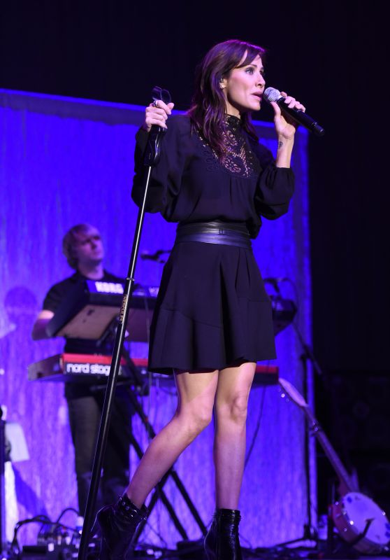 Natalie Imbruglia Performs at Manchester Arena, December 2015