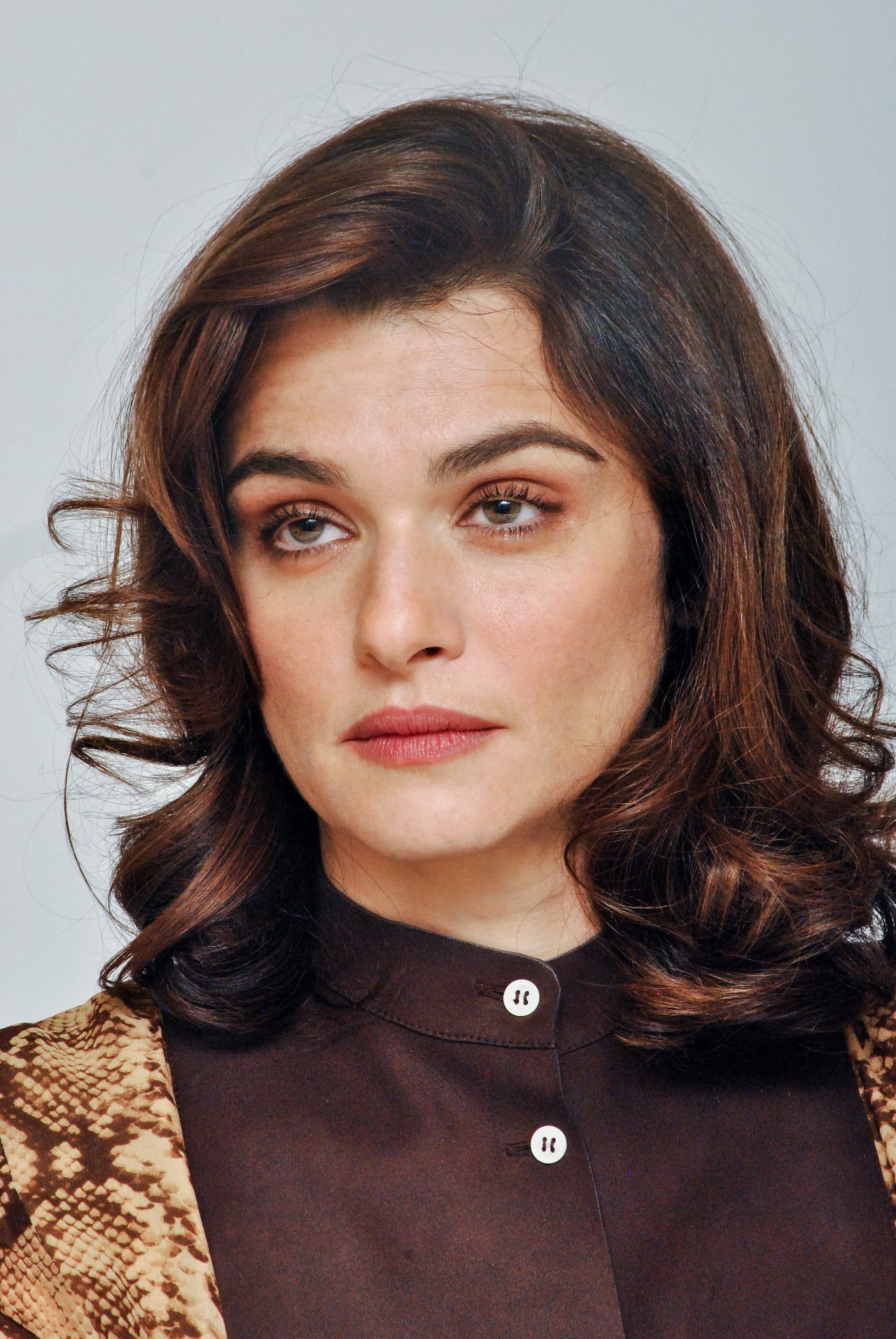 rachel-weisz-youth-press-conference-portraits-in-los-angeles_7.