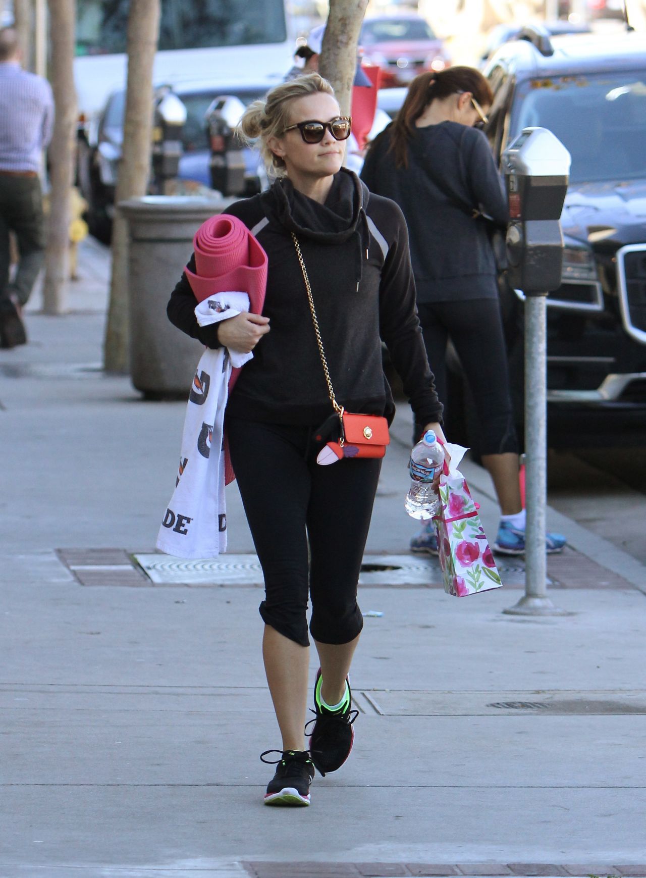 Reese Witherspoon - Going to a Yoga Class in Brentwood, December 2015 ...