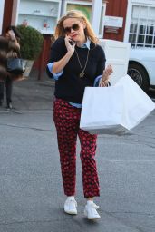 Reese Witherspoon Shopping at the Brentwood Country Mart, December 2015