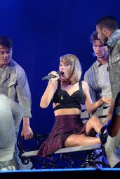 Taylor Swift Performs at 