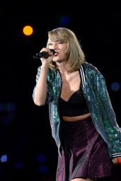 Taylor Swift Performs at 