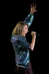 Taylor Swift Performs at The 1989 World Tour