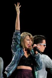 Taylor Swift Performs at The 1989 World Tour