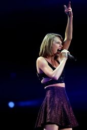 Taylor Swift Performs at The 1989 World Tour