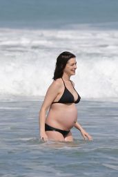 Anne Hathaway Bikini Candids - Hawaii 12/27/2015