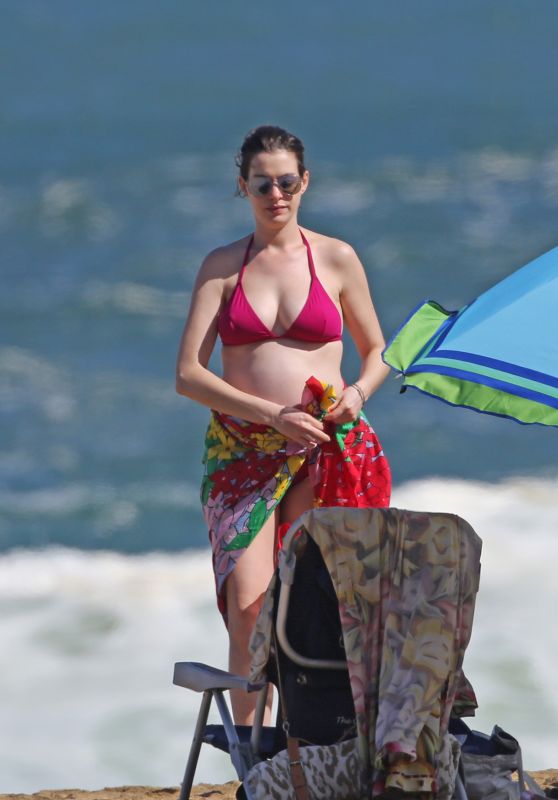 Anne Hathaway in Bikini - Spending Christmas and New Year in Hawaii 1/4/2016