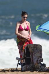 Anne Hathaway in Bikini - Spending Christmas and New Year in Hawaii 1/4/2016