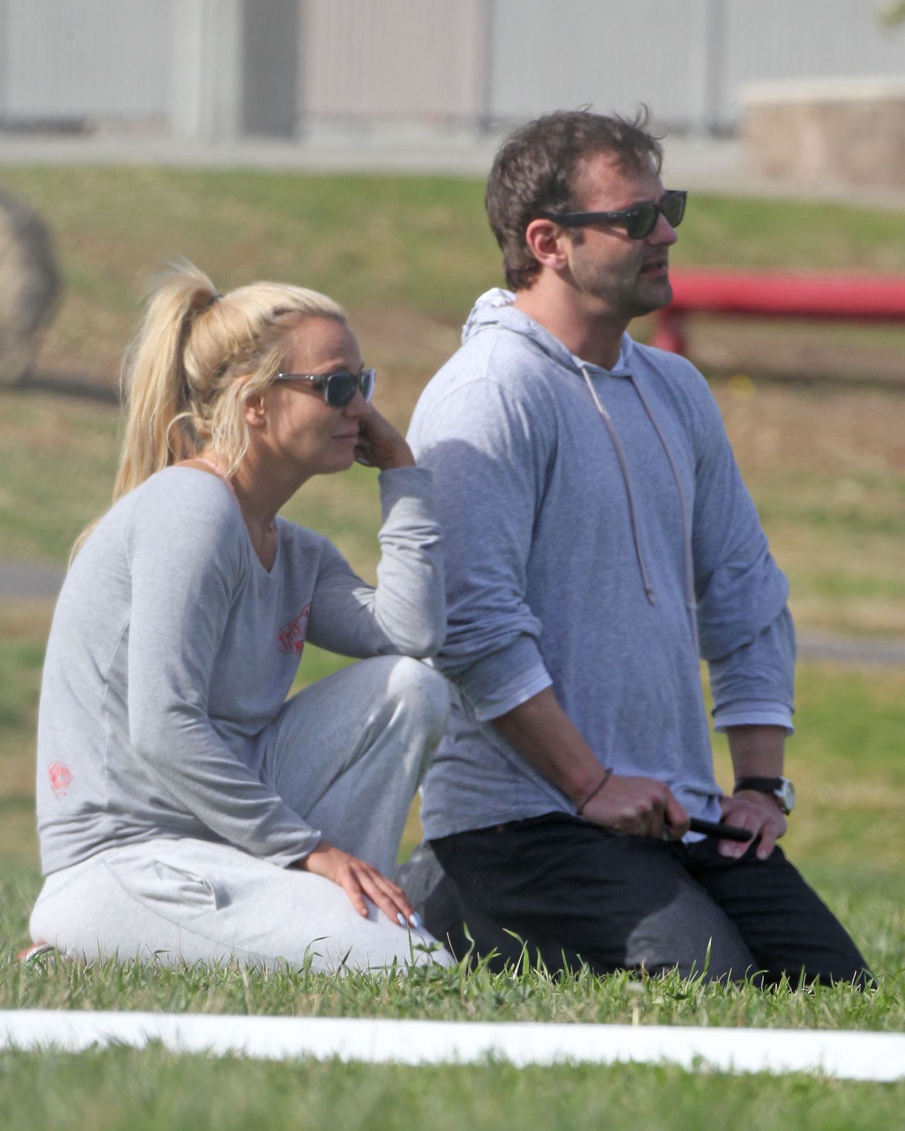 https://celebmafia.com/wp-content/uploads/2016/01/britney-spears-spends-a-leisurely-day-at-the-park-with-her-brother-bryan-january-2016-3.jpg