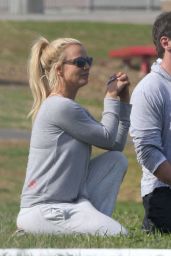 Britney Spears - Spends a Leisurely Day at the Park With Her Brother Bryan, January 2016