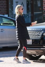 Gwyneth Paltrow - Gives Cash to a Man in Brentwood 12/29/2015