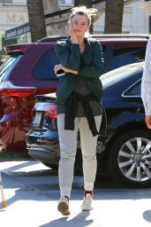 Ireland Baldwin at Le Pain Quotidien in Los Angeles, January 2016