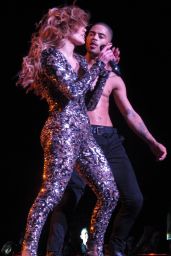 Jennifer Lopez Performs at Opening Night of Her 