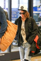 Kristen Stewart at Salt Lake City International Airport, January 2016