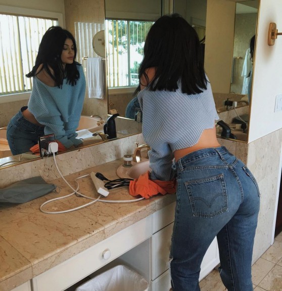 kylie-jenner-booty-in-jeans-mirror-pics-january-2016-1