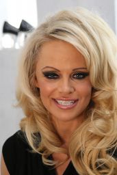 Pamela Anderson - 