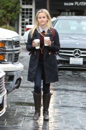 Reese Witherspoon Casual Style - Leaving Starbucks in Brentwood 1/6/2016 