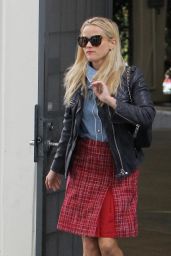 Reese Witherspoon Street Fashion - Out in Santa Monica, 01/15/2016 