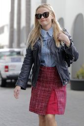 Reese Witherspoon Street Fashion - Out in Santa Monica, 01/15/2016 