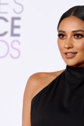 Shay Mitchell – 2016 People’s Choice Awards in Microsoft Theater in Los Angeles