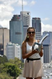 Victoria Azarenka - Poses With the Championship Trophy - Brisbane 1/10/2016