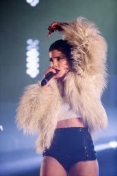 Halsey - Performing at O2 Academy Brixton in London, February 2016
