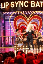 Hayden Panettiere & Christina Aguilera Perform 