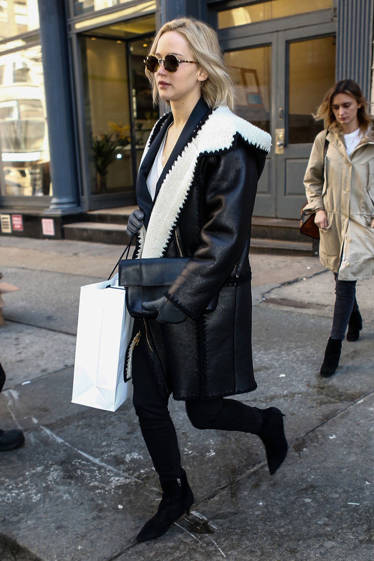 Jennifer Lawrence Style - Shopping in New York City 2/18/2016 • CelebMafia