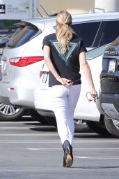 LeAnn Rimes - Shopping at a Whole Foods in Malibu 2/18/2016