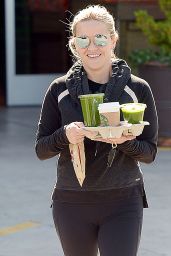 Reese Witherspoon in Leggings - Getting Coffee in Los Angeles 2/20/2016 