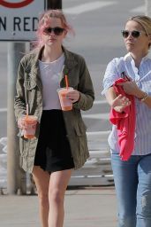 Reese Witherspoon Street Style - Getting Juice in Brentwood 2/22/2016
