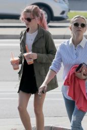 Reese Witherspoon Street Style - Getting Juice in Brentwood 2/22/2016