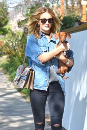 Rosie Huntington Whiteley Casual Style - Out in Beverly Hills, 2/17/2016