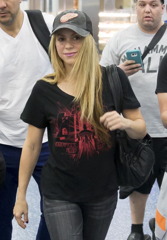 Shakira - Miami Airport, February 2016