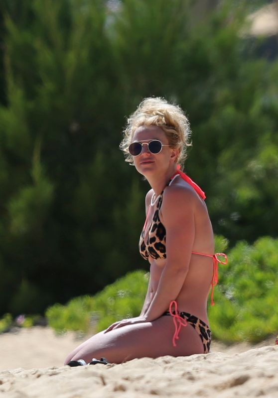 Britney Spears Bikini Candids - Hawaii, March 29 2016 