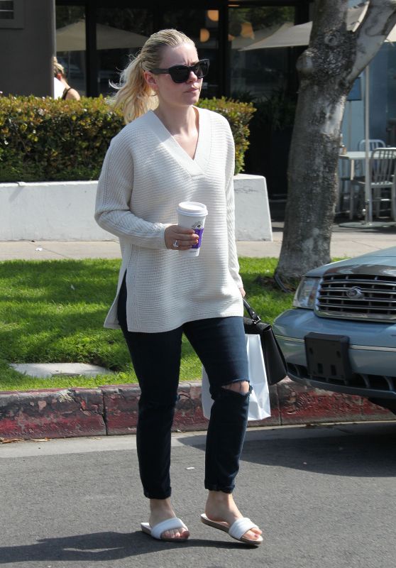 Elisha Cuthbert - Out in Hollywood, 3/1/2016