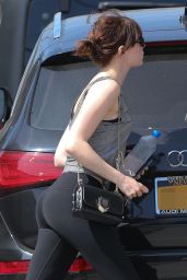 Emma Stone Booty in Tights - at the Gym in Los Angeles, CA 3/1/2016 ...