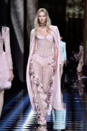 Karlie Kloss - Balmani Fashion Show - Paris Fashion Week 3/3/2016