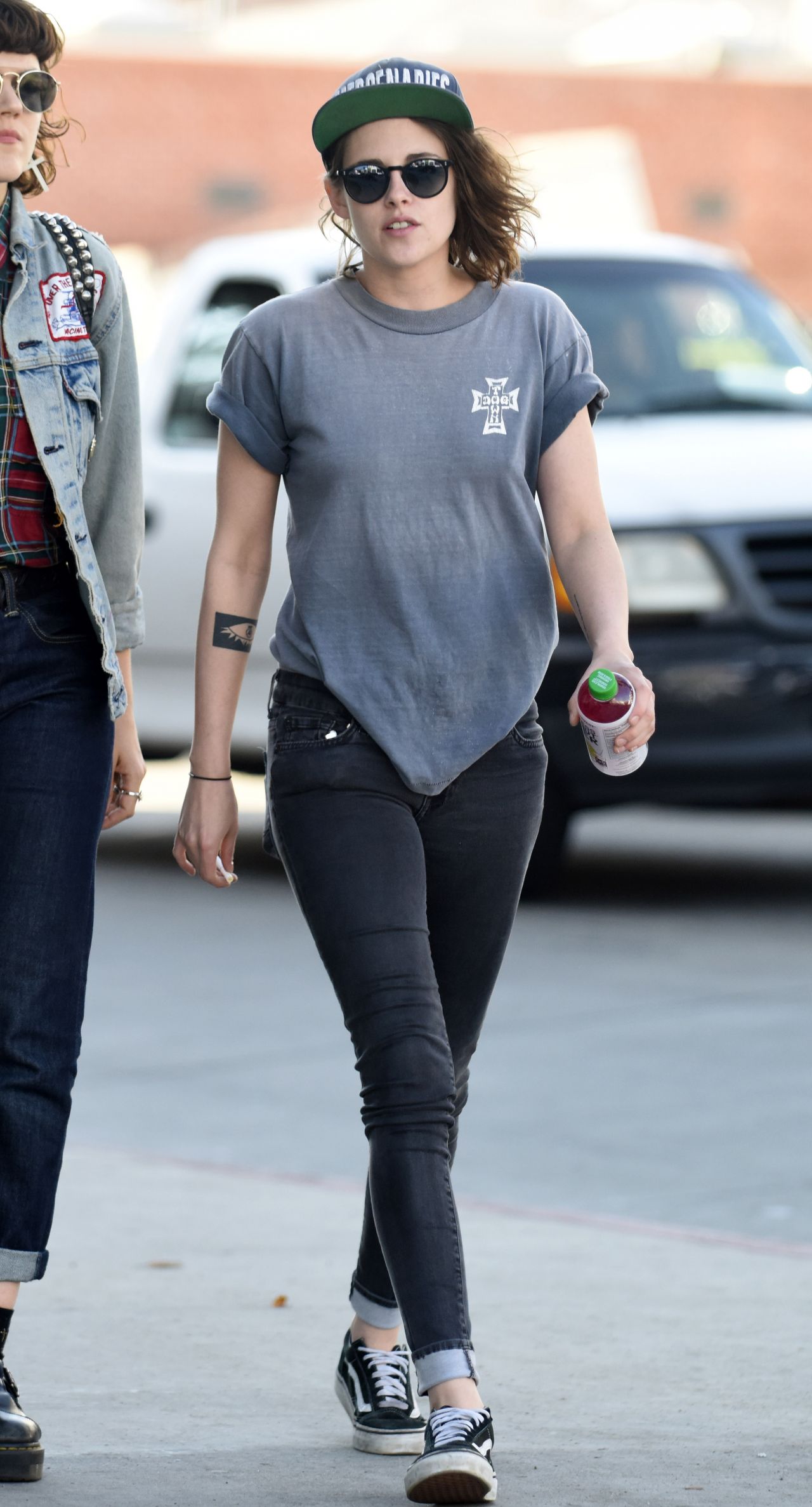 kristen-stewart-street-style-out-and-about-in-los-angeles-3-3-2016-1.jpg