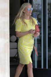 Reese Witherspoon Street Fashion - Shopping in Los Angeles, March 2016