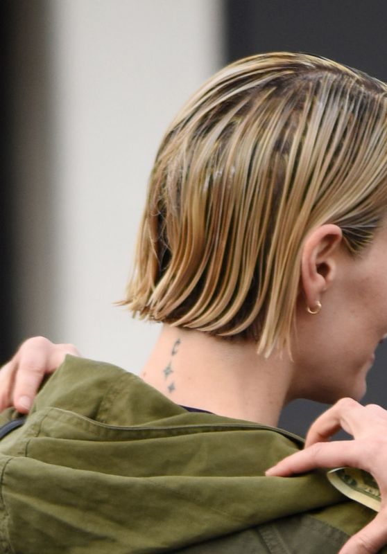 Sarah Paulson - Shows Off Her New Tattoo and Hair, March 2016