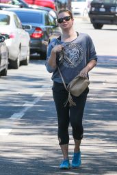 Amy Adams in Leggings at Earth Bar in West Hollywood 4/22/2016