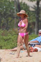 Britney Spears Bikini Candids - Beach in Hawaii 3/31/2016 