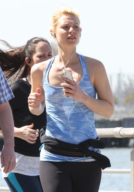 Claire Danes - Jogging in New York City, NY 4/18/2016