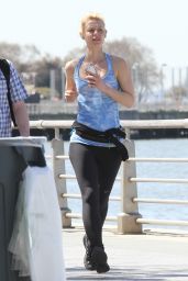 Claire Danes - Jogging in New York City, NY 4/18/2016