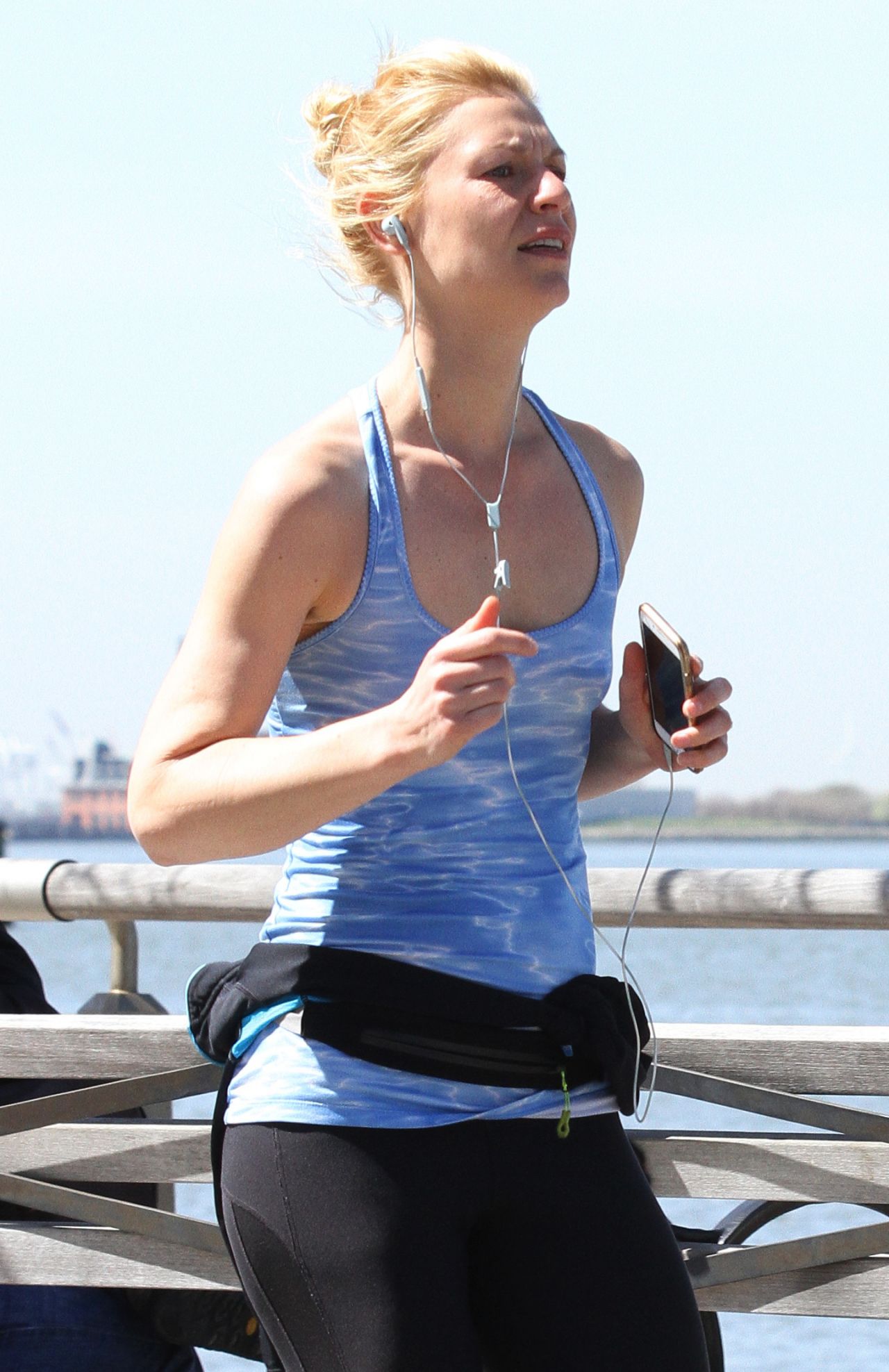 Claire Danes - Jogging in New York City, NY 4/18/2016 • CelebMafia