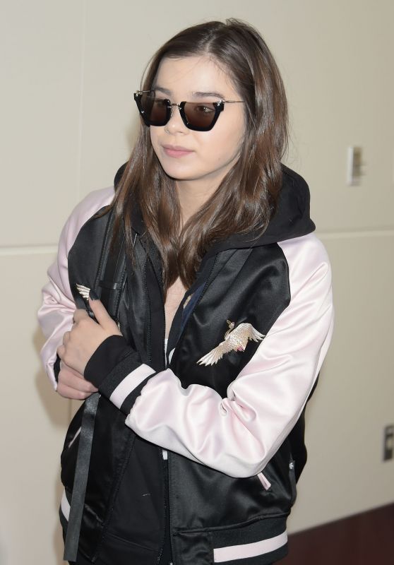Hailee Steinfeld at Haneda Airport in Tokyo, 1/4/2016