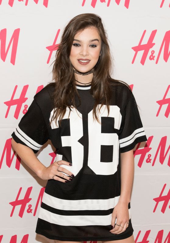 Hailee Steinfeld - Performing During H&M at Sundance Square Opening in Fort Worth, Texas  4/20/2016