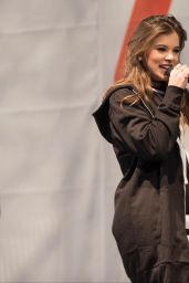 Hailee Steinfeld - Performing During H&M at Sundance Square Opening in Fort Worth, Texas  4/20/2016
